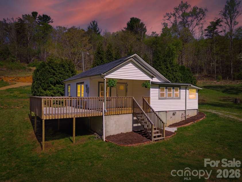 1127 Barney Place, Lenoir, NC 28645.  MLS# CAR4362697, YatesRealty ID 14753. 