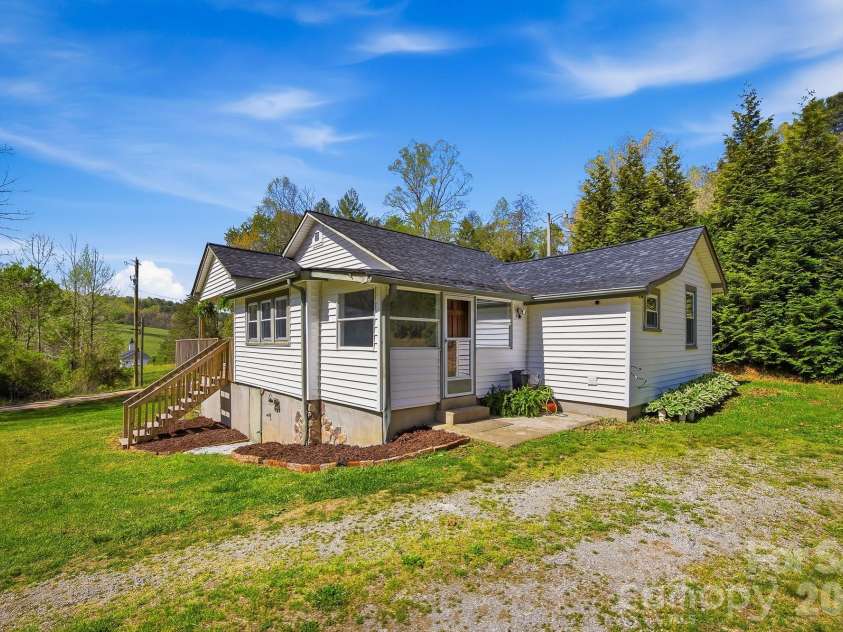 1127 Barney Place, Lenoir, NC 28645.  MLS# CAR4362697, YatesRealty ID 14753. 