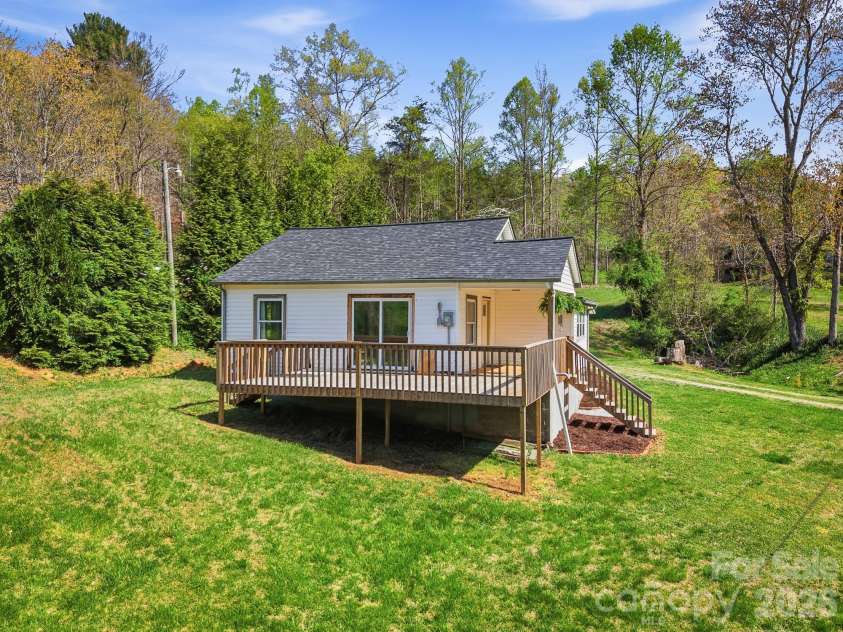 1127 Barney Place, Lenoir, NC 28645.  MLS# CAR4362697, YatesRealty ID 14753. 