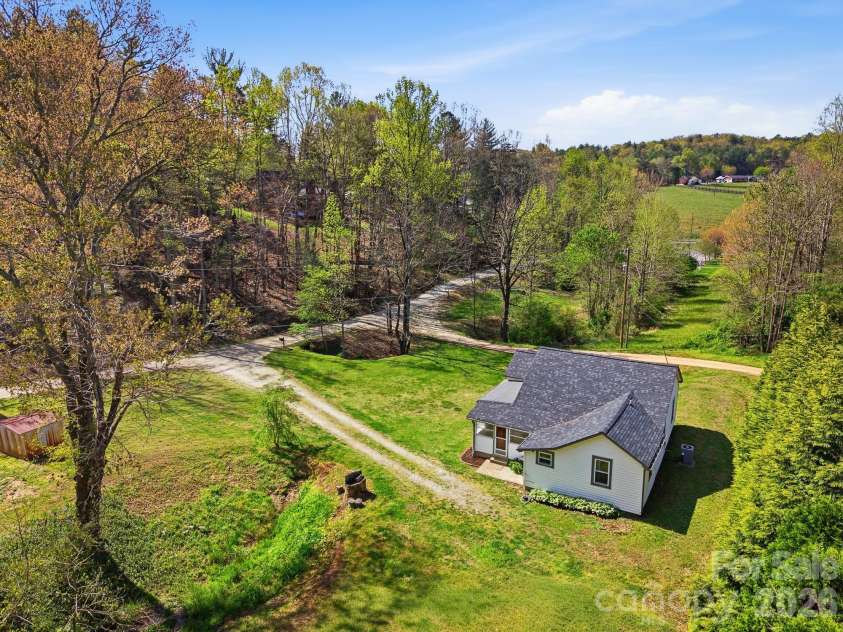 1127 Barney Place, Lenoir, NC 28645.  MLS# CAR4362697, YatesRealty ID 14753. 