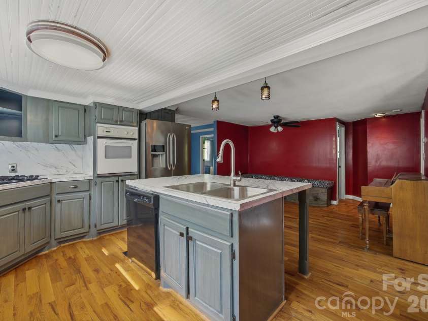1127 Barney Place, Lenoir, NC 28645.  MLS# CAR4362697, YatesRealty ID 14753. 