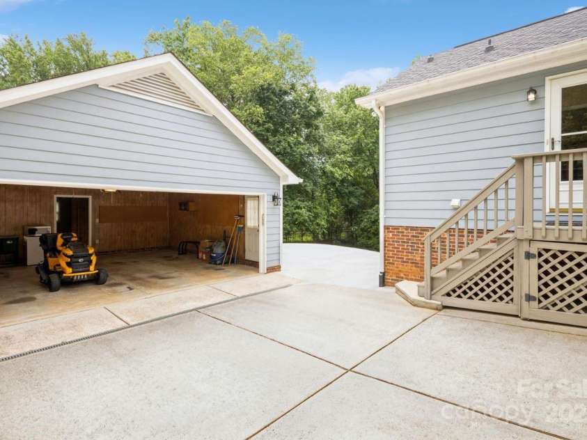 16612 Grapperhall Drive, Huntersville, NC 28078.  MLS# CAR4256348, YatesRealty ID 14754. 2 Car Detached Garage w/ attached, wired workshop
