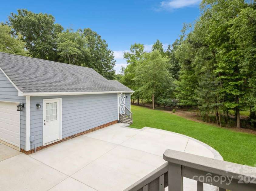 16612 Grapperhall Drive, Huntersville, NC 28078.  MLS# CAR4256348, YatesRealty ID 14754. Access to extended patio from the screened porch