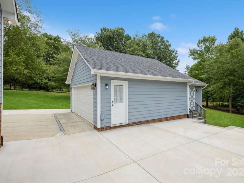16612 Grapperhall Drive, Huntersville, NC 28078.  MLS# CAR4256348, YatesRealty ID 14754. Extended surface area  for great Outdoor Gatherings!