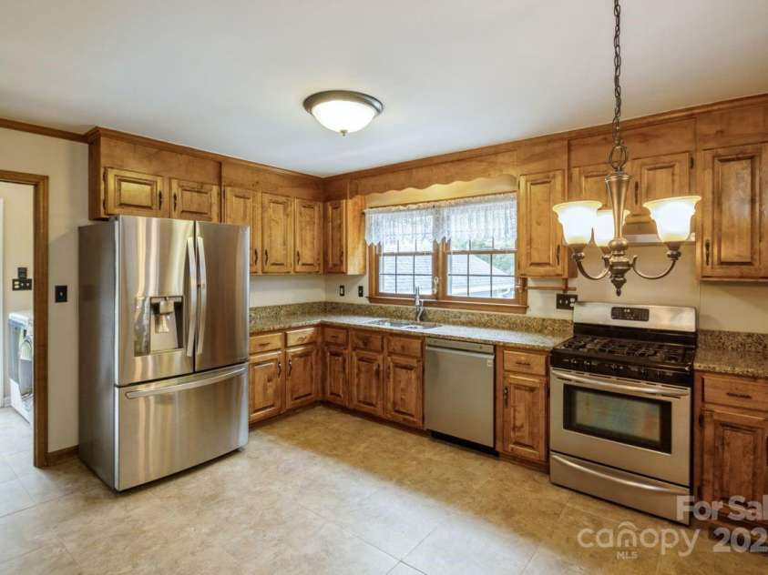 16612 Grapperhall Drive, Huntersville, NC 28078.  MLS# CAR4256348, YatesRealty ID 14754. Functional Kitchen w/Stainless Steel Appliances, Ample Storage & Counter Space