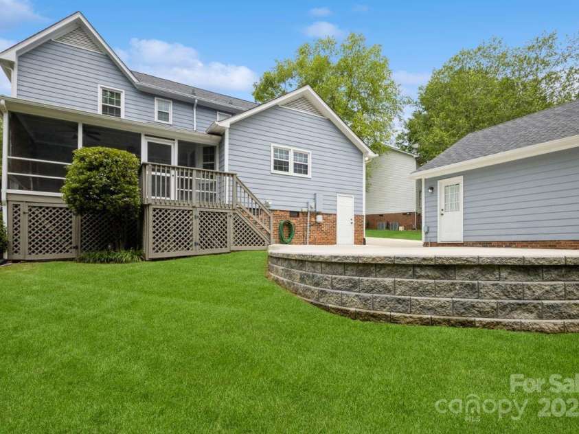 16612 Grapperhall Drive, Huntersville, NC 28078.  MLS# CAR4256348, YatesRealty ID 14754. Great Backyard Living!