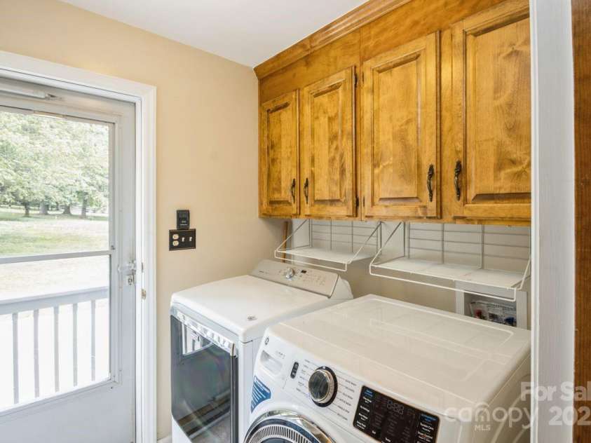 16612 Grapperhall Drive, Huntersville, NC 28078.  MLS# CAR4256348, YatesRealty ID 14754. Laundry just off the Kitchen - Opens to Driveway