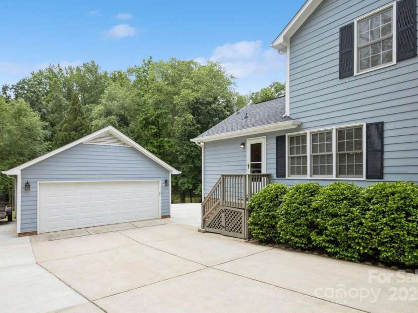 16612 Grapperhall Drive, Huntersville, NC 28078.  MLS# CAR4256348, YatesRealty ID 14754. Long & Wide Driveway accomodates more than ample parking
