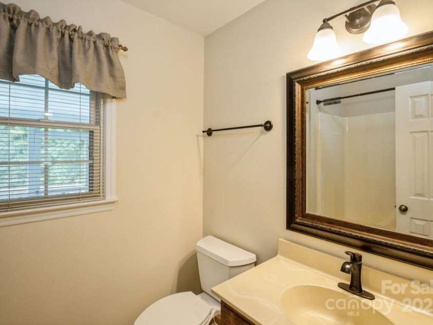 16612 Grapperhall Drive, Huntersville, NC 28078.  MLS# CAR4256348, YatesRealty ID 14754. Main Level Full Bath