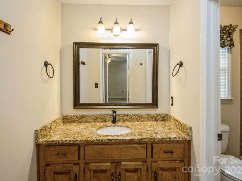 16612 Grapperhall Drive, Huntersville, NC 28078.  MLS# CAR4256348, YatesRealty ID 14754. Primary Bathroom