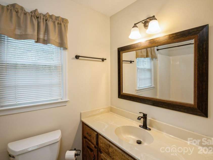 16612 Grapperhall Drive, Huntersville, NC 28078.  MLS# CAR4256348, YatesRealty ID 14754. Second Level Full Bath