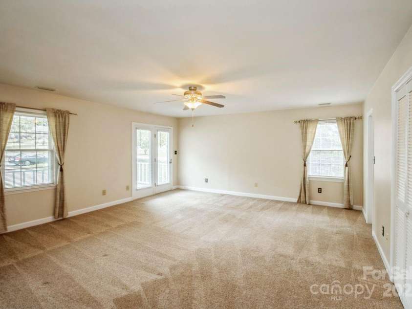 16612 Grapperhall Drive, Huntersville, NC 28078.  MLS# CAR4256348, YatesRealty ID 14754. Very Spacious Primary Bedroom