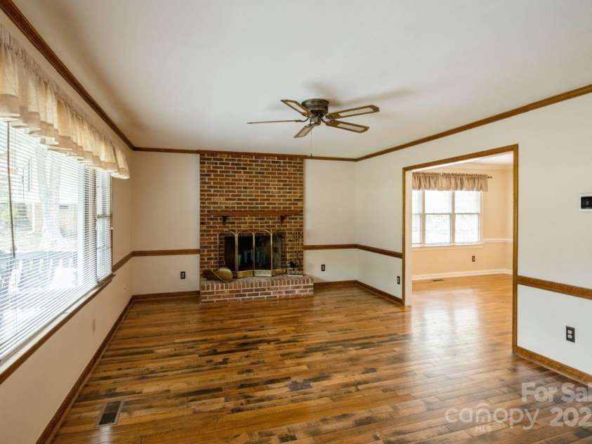 16612 Grapperhall Drive, Huntersville, NC 28078.  MLS# CAR4256348, YatesRealty ID 14754. Warm Living Room