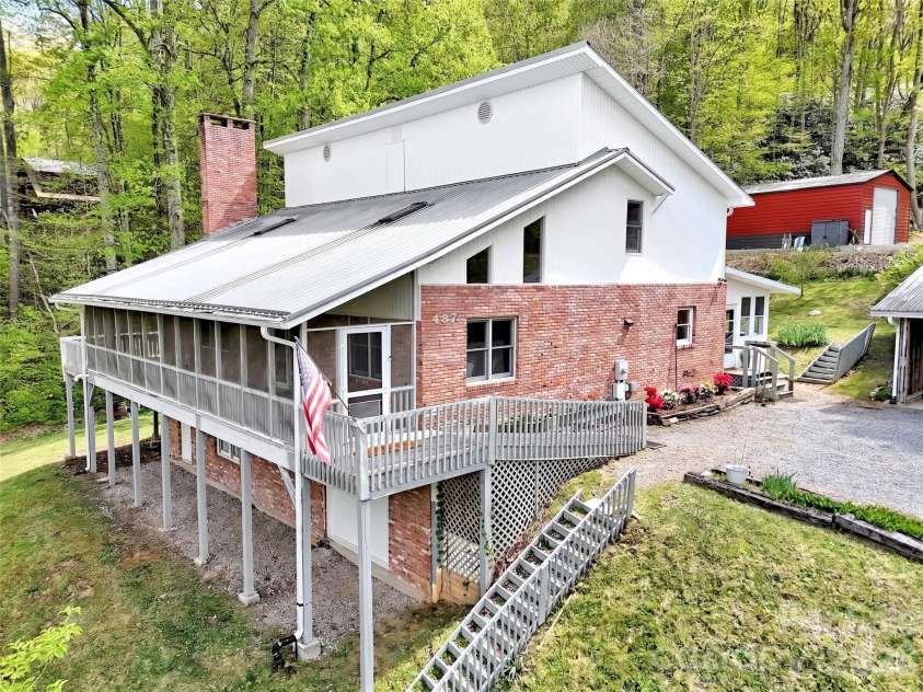 487 Julia Lane, Maggie Valley, NC 28751.  MLS# CAR4373255, YatesRealty ID 14761. 