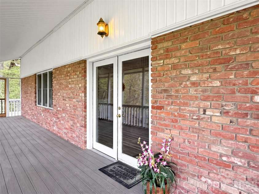 487 Julia Lane, Maggie Valley, NC 28751.  MLS# CAR4373255, YatesRealty ID 14761. 