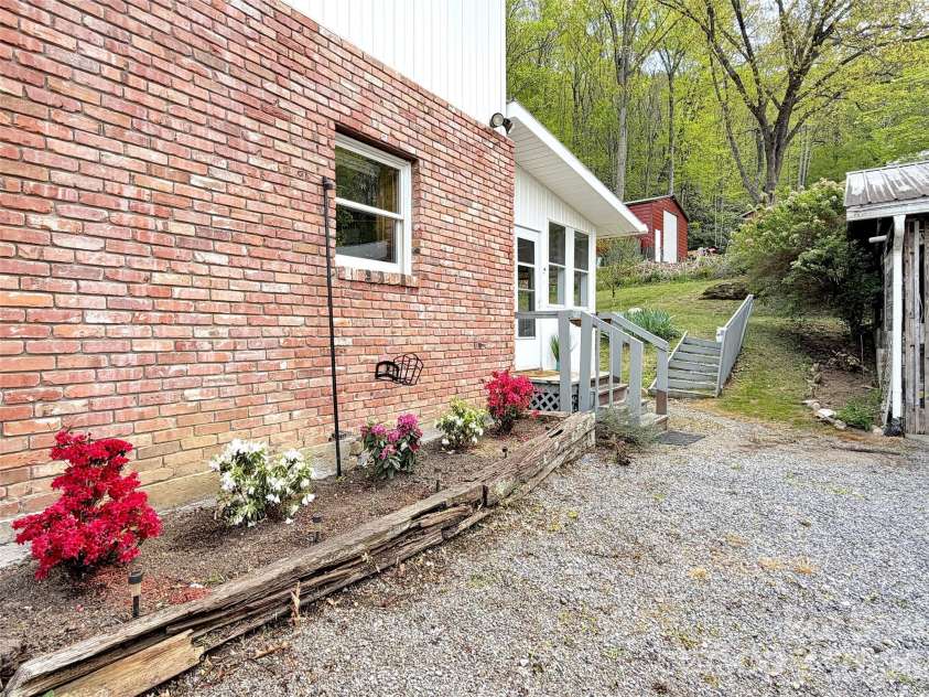 487 Julia Lane, Maggie Valley, NC 28751.  MLS# CAR4373255, YatesRealty ID 14761. 