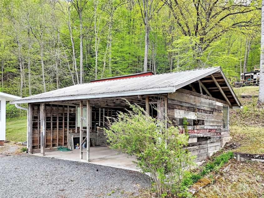 487 Julia Lane, Maggie Valley, NC 28751.  MLS# CAR4373255, YatesRealty ID 14761. 