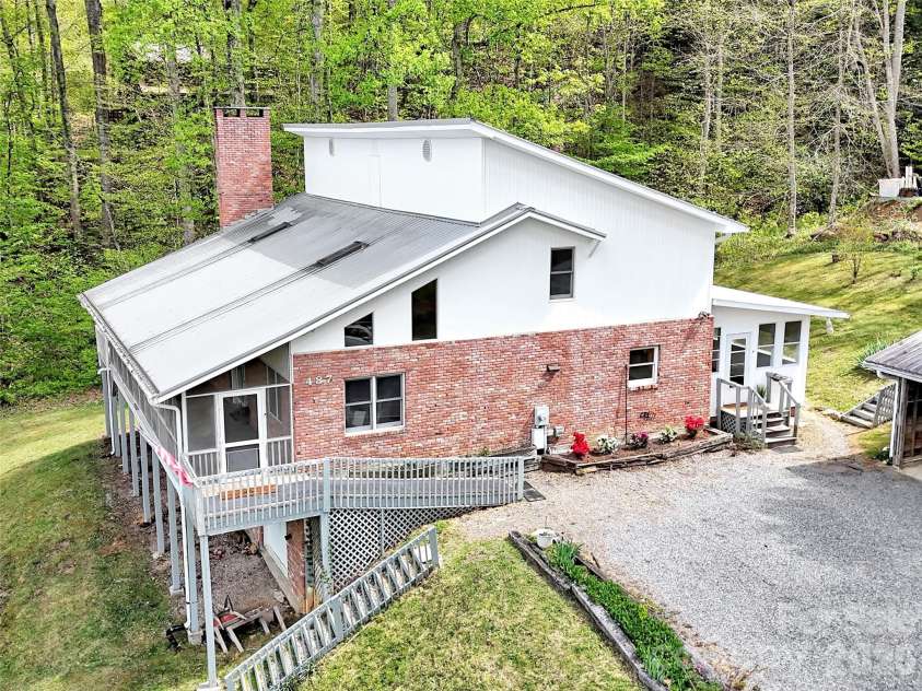 487 Julia Lane, Maggie Valley, NC 28751.  MLS# CAR4373255, YatesRealty ID 14761. 