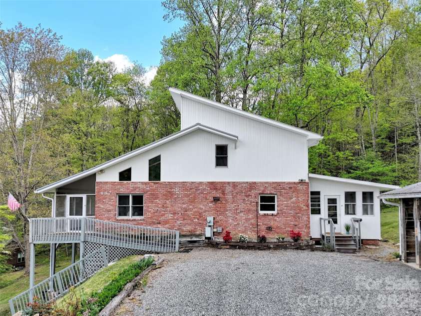 487 Julia Lane, Maggie Valley, NC 28751.  MLS# CAR4373255, YatesRealty ID 14761. 