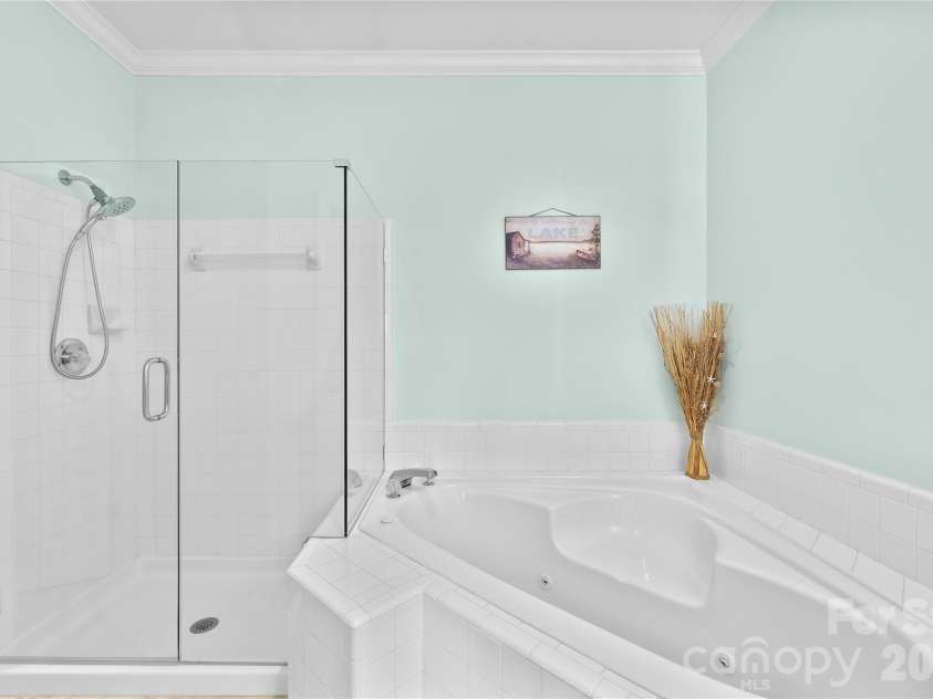 18700 Nautical Drive, Cornelius, NC 28031.  MLS# CAR4357308, YatesRealty ID 14763. Primary Bathroom with Shower and jetted tub! 