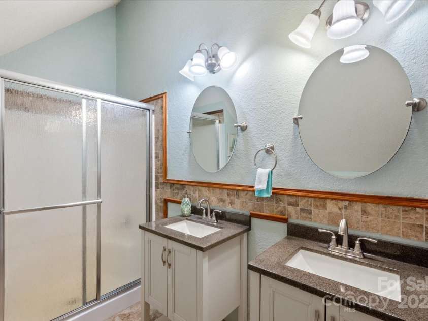 350 Stagecoach Road, Zirconia, NC 28790.  MLS# CAR4262854, YatesRealty ID 14765. Bathroom View 2