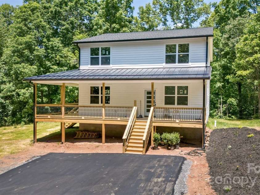 440 Old Buckeye Cove Road, Swannanoa, NC 28778.  MLS# CAR4262695, YatesRealty ID 14766. Welcome home to 440 Old Buckeye Cove Rd!