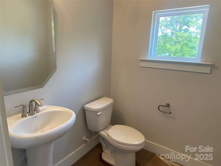 416 Nathaniel Way, Charlotte, NC 28213.  MLS# CAR4252856, YatesRealty ID 14767. Main Floor Powder Room