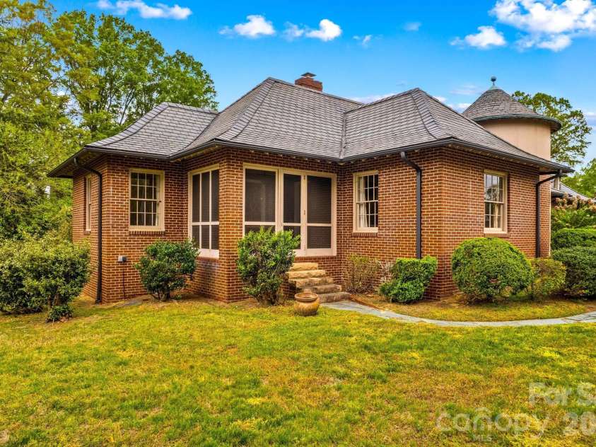 725 Mocksville Avenue, Salisbury, NC 28144.  MLS# CAR4363714, YatesRealty ID 14767. 
