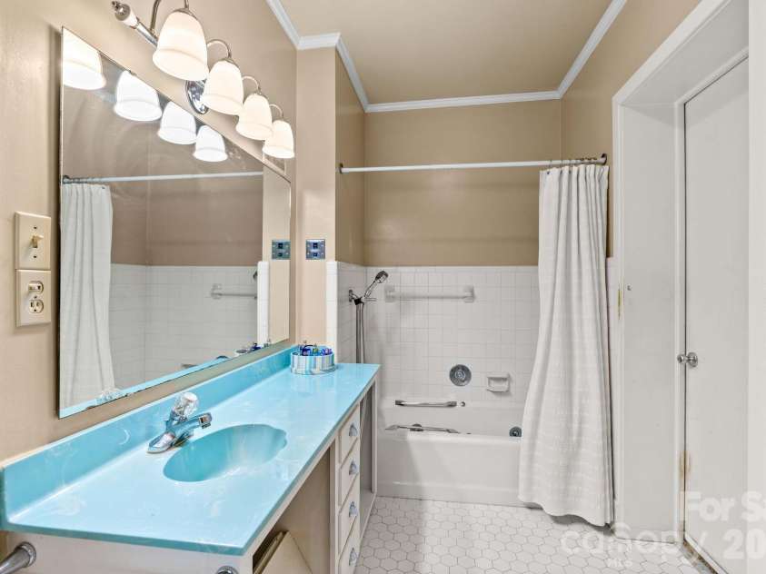 725 Mocksville Avenue, Salisbury, NC 28144.  MLS# CAR4363714, YatesRealty ID 14767. 