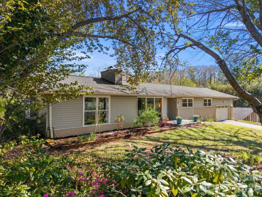 4 Austin Drive, Asheville, NC 28805.  MLS# CAR4370078, YatesRealty ID 14768. 