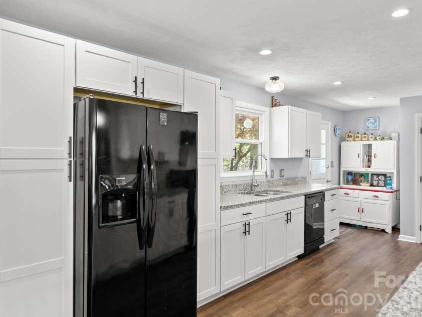 4 Austin Drive, Asheville, NC 28805.  MLS# CAR4370078, YatesRealty ID 14768. 