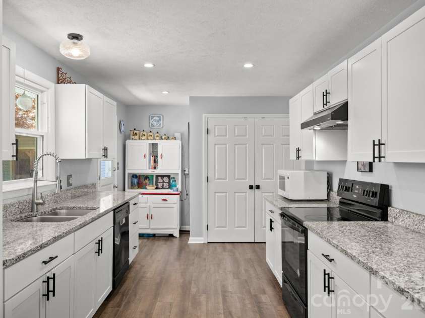 4 Austin Drive, Asheville, NC 28805.  MLS# CAR4370078, YatesRealty ID 14768. 