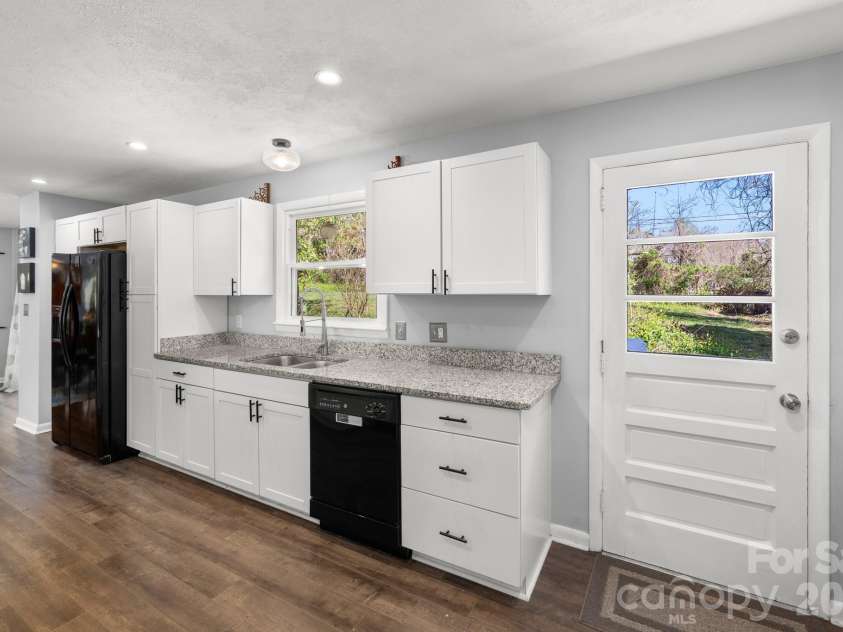 4 Austin Drive, Asheville, NC 28805.  MLS# CAR4370078, YatesRealty ID 14768. 