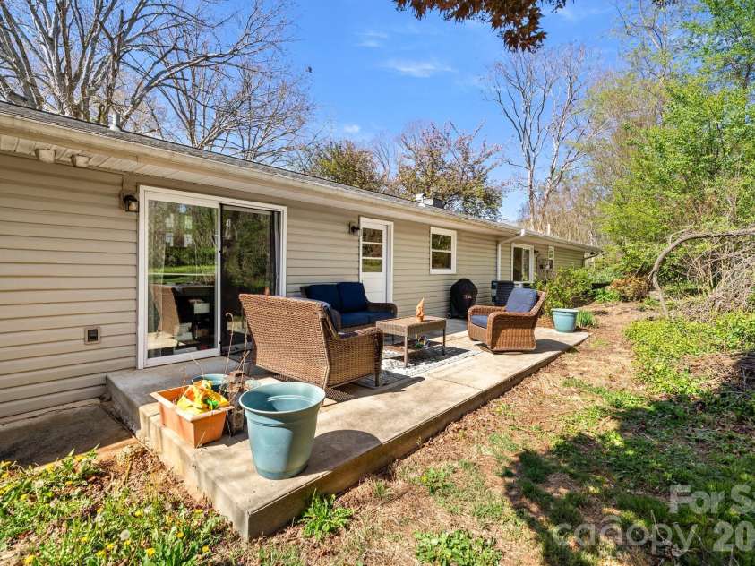 4 Austin Drive, Asheville, NC 28805.  MLS# CAR4370078, YatesRealty ID 14768. 