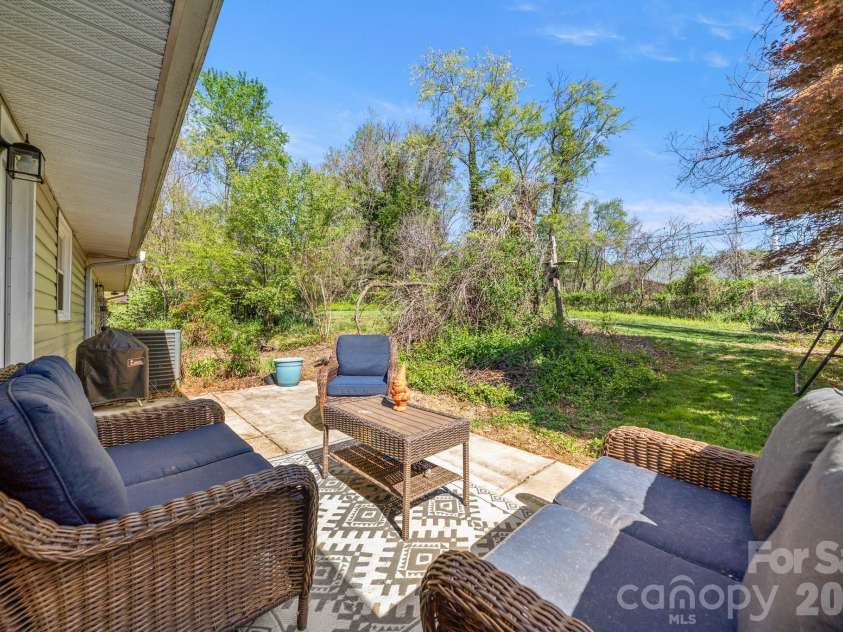 4 Austin Drive, Asheville, NC 28805.  MLS# CAR4370078, YatesRealty ID 14768. 