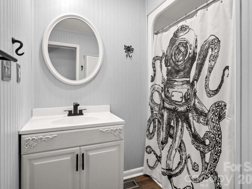 4 Austin Drive, Asheville, NC 28805.  MLS# CAR4370078, YatesRealty ID 14768. Bathroom 3