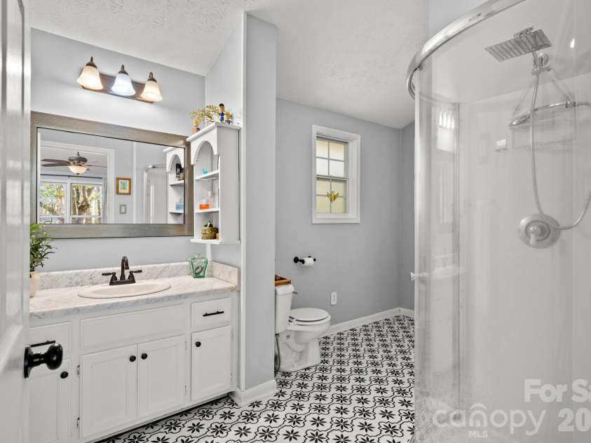 4 Austin Drive, Asheville, NC 28805.  MLS# CAR4370078, YatesRealty ID 14768. Primary Bathroom