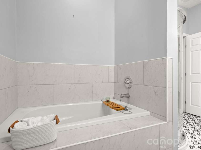 4 Austin Drive, Asheville, NC 28805.  MLS# CAR4370078, YatesRealty ID 14768. Soaking Tub