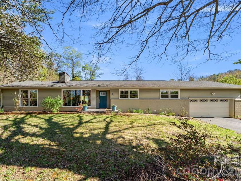 4 Austin Drive, Asheville, NC 28805.  MLS# CAR4370078, YatesRealty ID 14768. Sprawling Ranch with Two Car Garage
