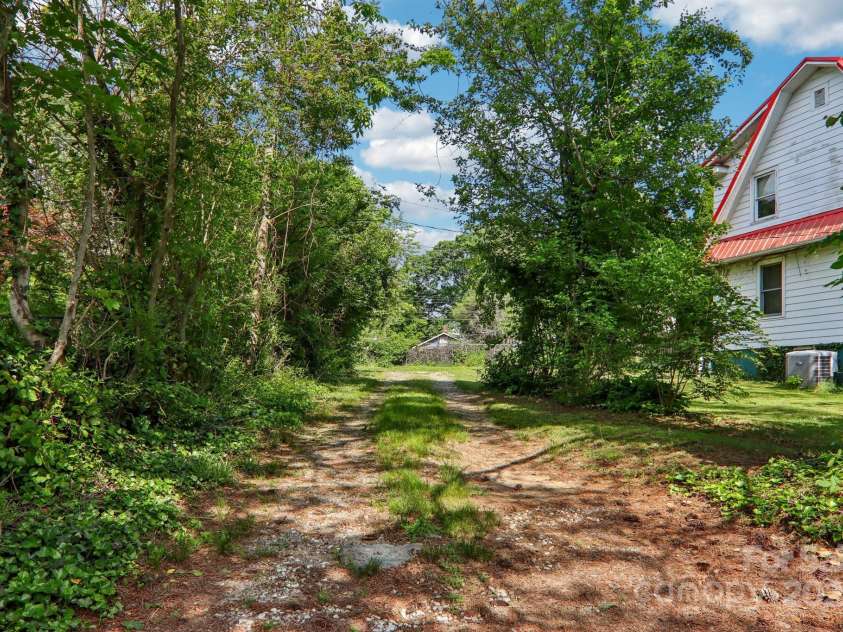 135.5 Virginia Avenue, Asheville, NC 28806.  MLS# CAR4255735, YatesRealty ID 14771. 