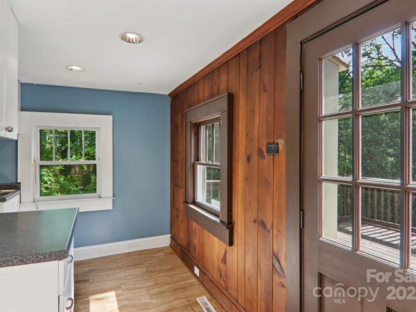 135.5 Virginia Avenue, Asheville, NC 28806.  MLS# CAR4255735, YatesRealty ID 14771. 