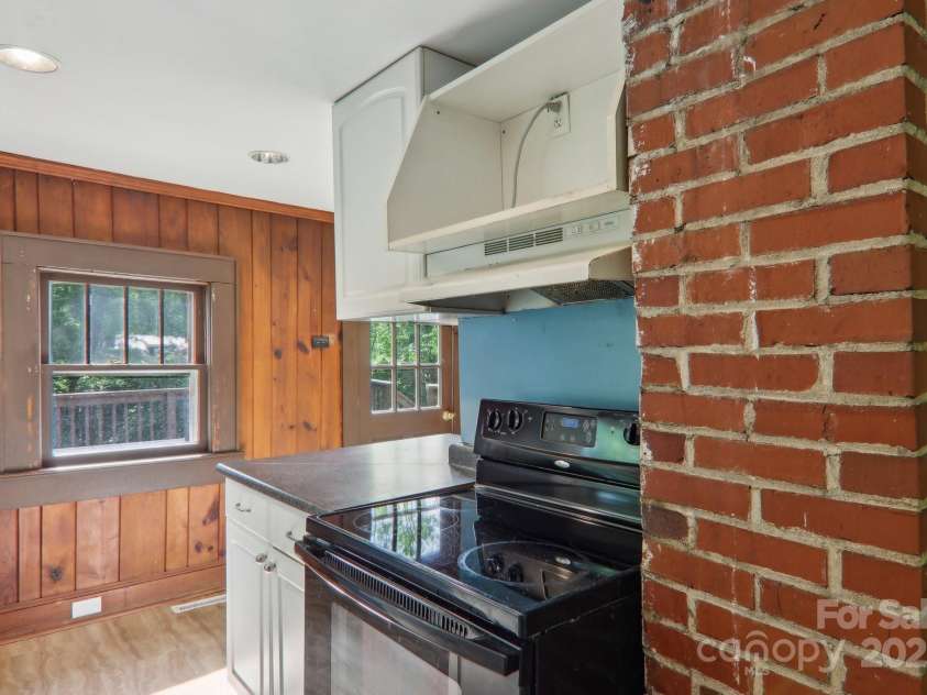 135.5 Virginia Avenue, Asheville, NC 28806.  MLS# CAR4255735, YatesRealty ID 14771. 