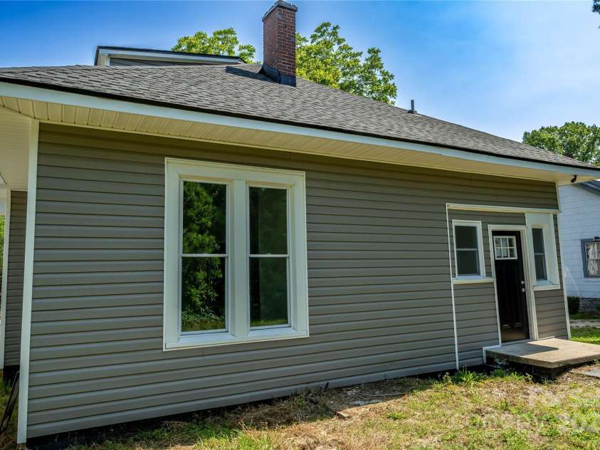 112 Hampton Street, Chester, SC 29706.  MLS# CAR4262663, YatesRealty ID 14772. 