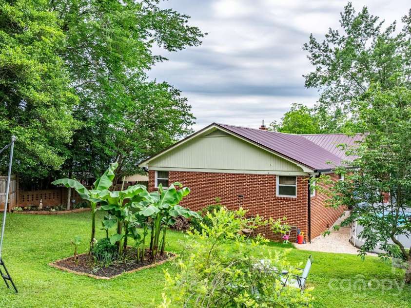 206 Park Street, Morganton, NC 28655.  MLS# CAR4260242, YatesRealty ID 14774. 