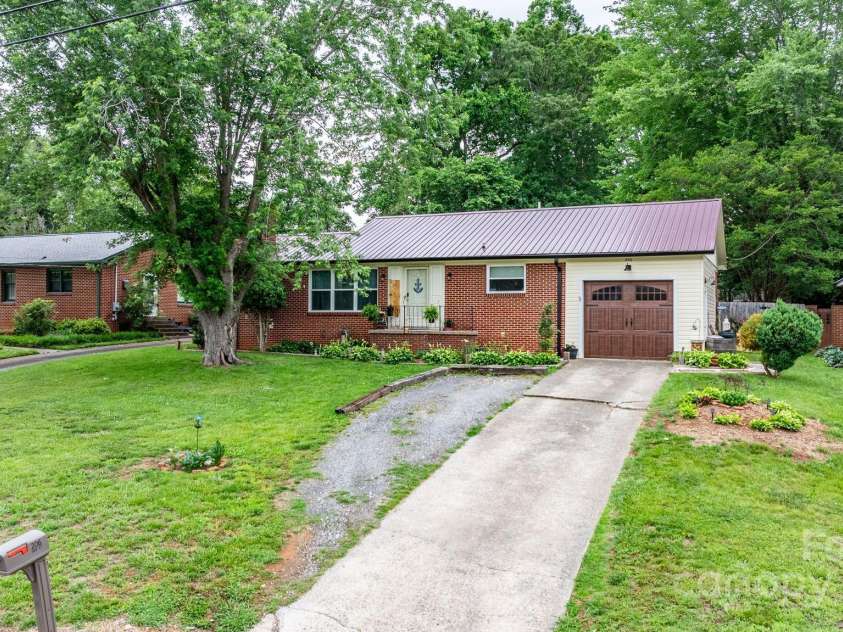 206 Park Street, Morganton, NC 28655.  MLS# CAR4260242, YatesRealty ID 14774. 
