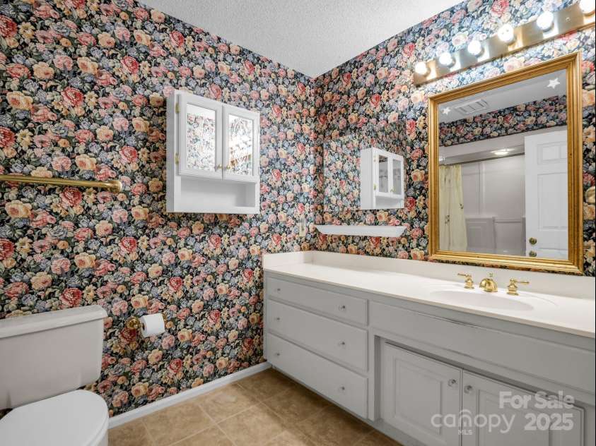 31 Hunting Country Trail, Tryon, NC 28782.  MLS# CAR4240091, YatesRealty ID 14777. En-suite bathroom for Main level Primary BR