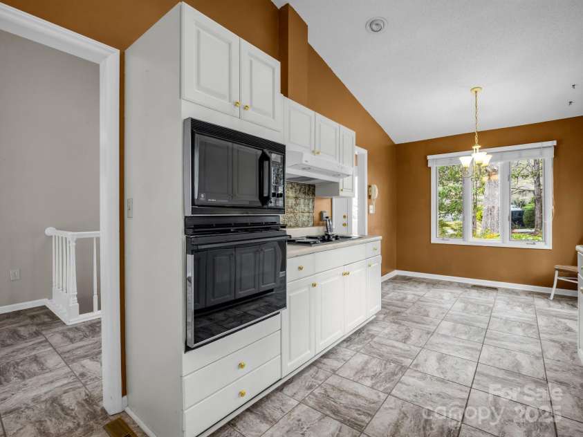 31 Hunting Country Trail, Tryon, NC 28782.  MLS# CAR4240091, YatesRealty ID 14777. Kitchen and Breakfast area.