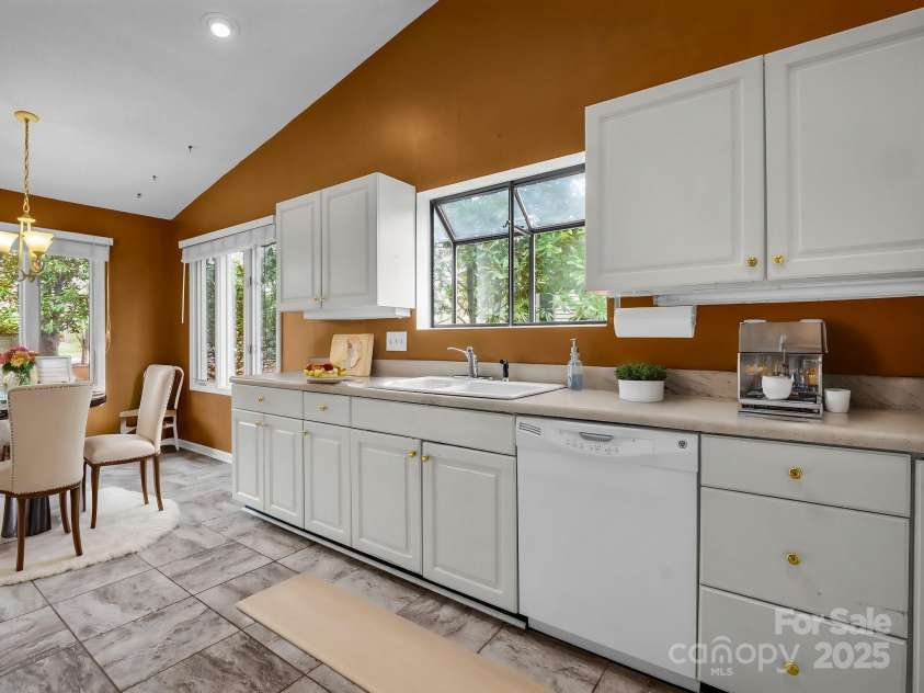 31 Hunting Country Trail, Tryon, NC 28782.  MLS# CAR4240091, YatesRealty ID 14777. Kitchen with staging