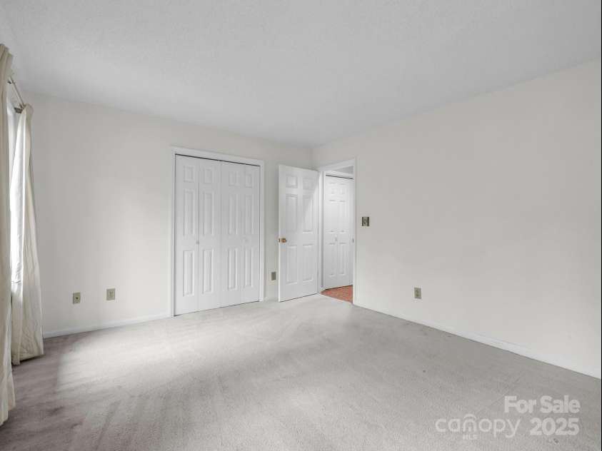 31 Hunting Country Trail, Tryon, NC 28782.  MLS# CAR4240091, YatesRealty ID 14777. Main level guest room