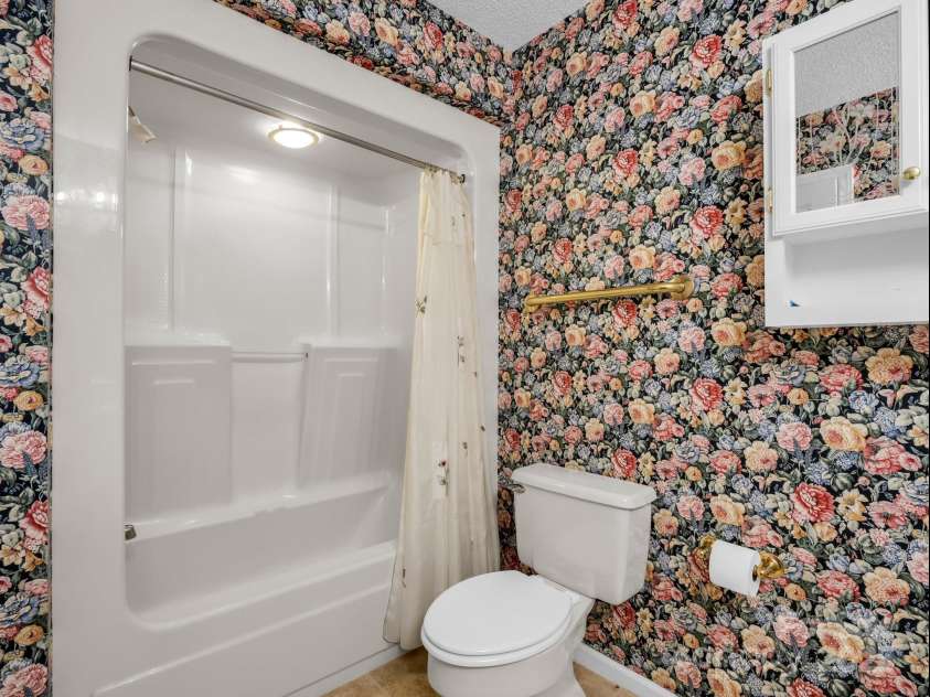 31 Hunting Country Trail, Tryon, NC 28782.  MLS# CAR4240091, YatesRealty ID 14777. Primary Bathroom